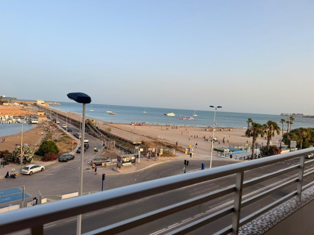 Imagen 2 de Alquiler temporal en primera línea de playa en Torrevieja