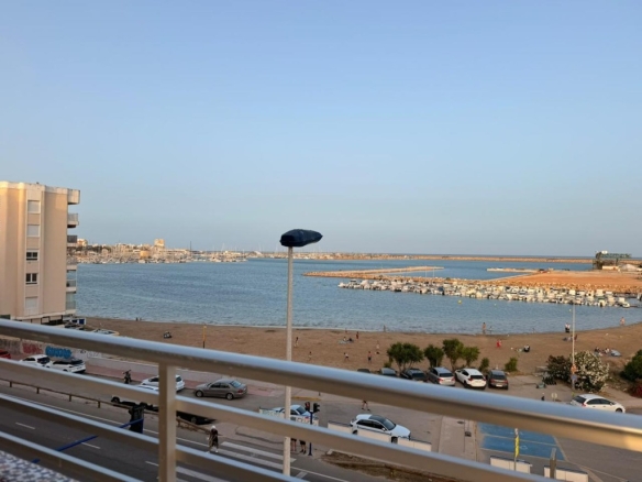 Imagen 1 de Alquiler temporal en primera línea de playa en Torrevieja
