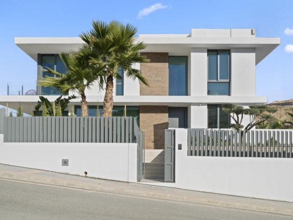 Imagen 1 de Exclusivas villas de diseño con vistas al skyline de Benidorm desde 1.080.000 €