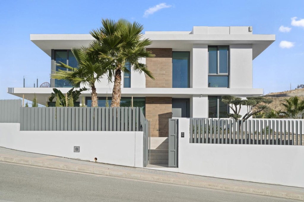 Imagen 1 de Exclusivas villas de diseño con vistas al skyline de Benidorm desde 1.080.000 €