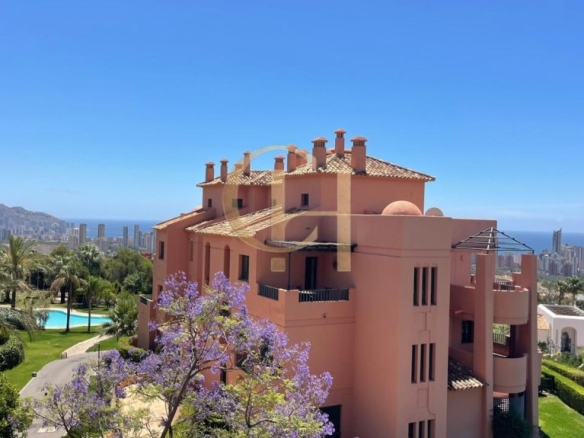 Imagen 2 de Exclusivo apartamento en Los Altos de Sierra Cortina con impresionantes vistas al mar y al skyline de Benidorm.