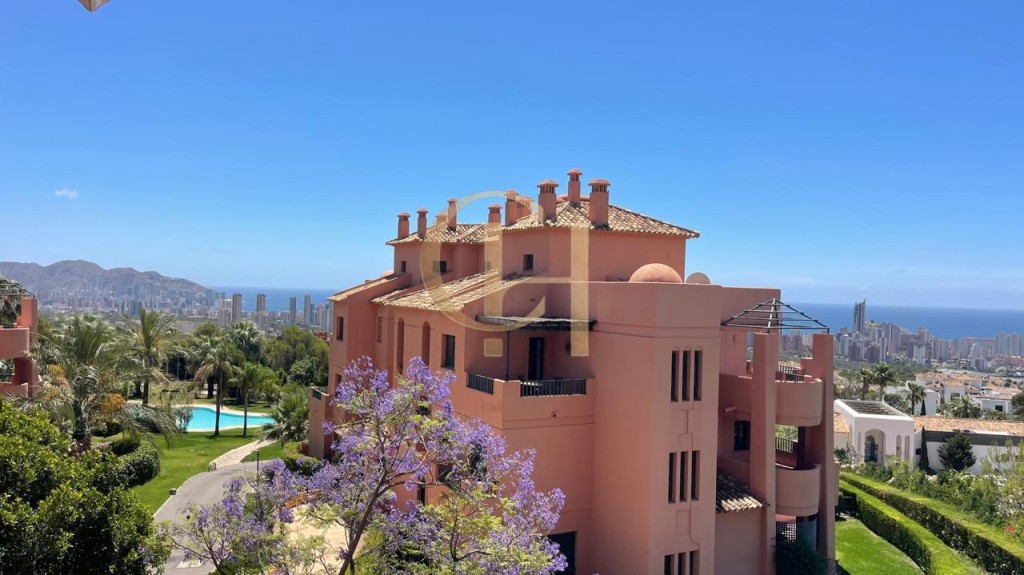 Imagen 2 de Exclusivo apartamento en Los Altos de Sierra Cortina con impresionantes vistas al mar y al skyline de Benidorm.