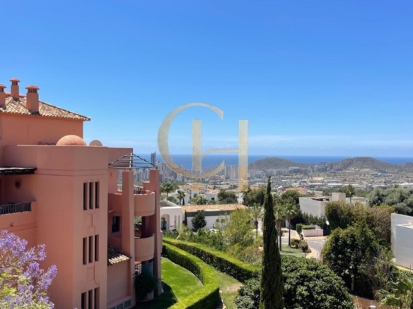 Imagen 3 de Exclusivo apartamento en Los Altos de Sierra Cortina con impresionantes vistas al mar y al skyline de Benidorm.