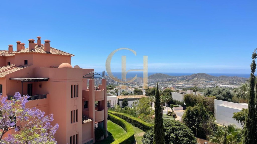 Imagen 3 de Exclusivo apartamento en Los Altos de Sierra Cortina con impresionantes vistas al mar y al skyline de Benidorm.