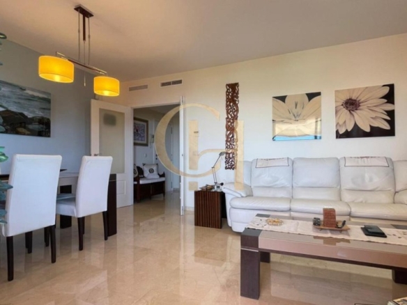 Imagen 4 de Exclusivo apartamento en Los Altos de Sierra Cortina con impresionantes vistas al mar y al skyline de Benidorm.
