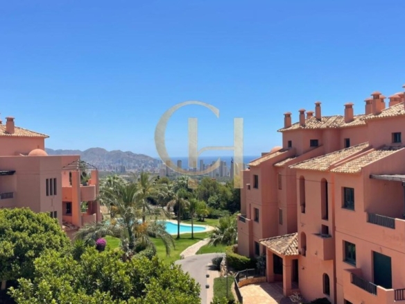 Imagen 1 de Exclusivo apartamento en Los Altos de Sierra Cortina con impresionantes vistas al mar y al skyline de Benidorm.