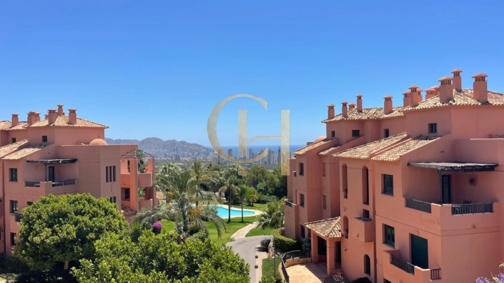 Imagen 1 de Exclusivo apartamento en Los Altos de Sierra Cortina con impresionantes vistas al mar y al skyline de Benidorm.