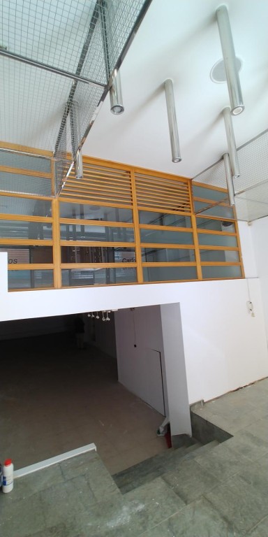 Imagen 2 de Amplio local de dos niveles en venta Santander