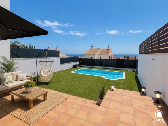 Imagen 2 de Espectacular chalet recién reformado con piscina privada y vistas al mar en Mas Mel