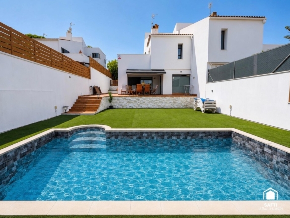 Imagen 1 de Espectacular chalet recién reformado con piscina privada y vistas al mar en Mas Mel