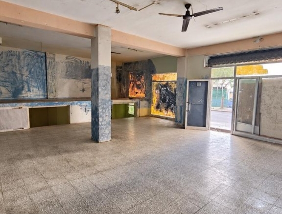 Imagen 3 de EN VENTA AMPLIO LOCAL CON PROYECTO PARA DOS VIVIENDAS CON GARAJES