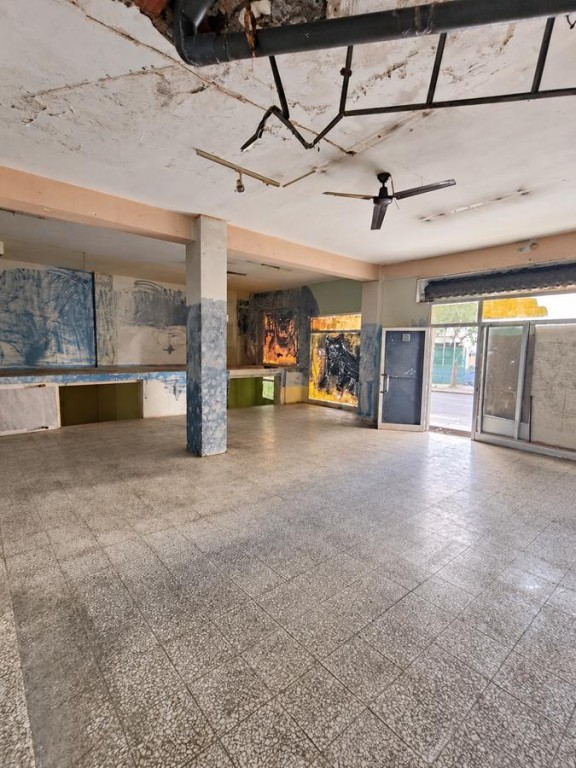 Imagen 3 de EN VENTA AMPLIO LOCAL CON PROYECTO PARA DOS VIVIENDAS CON GARAJES