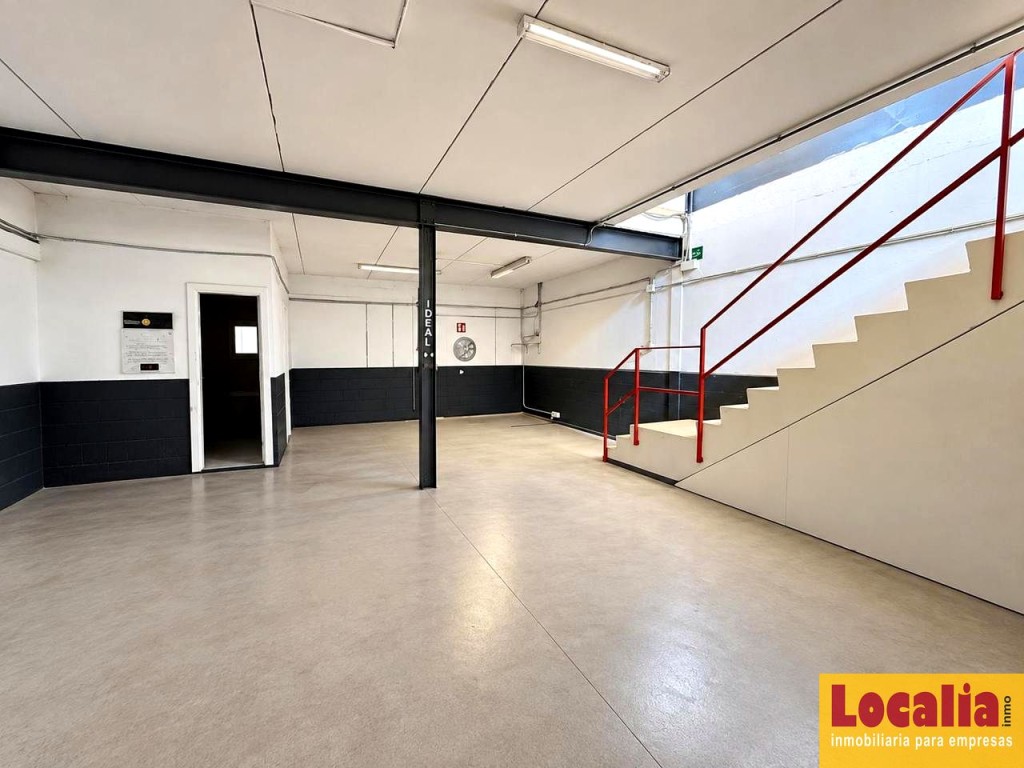 Imagen 1 de Nave de almacenaje vertical y oficinas