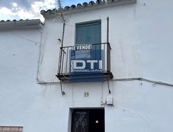 Imagen 1 de CASA EN EL CENTRO DE ARACENA DE 3 DORMITORIOS Y VISTAS A LA IGLESIA (HUELVA)