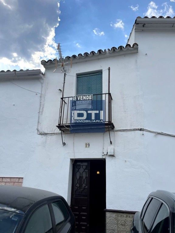 Imagen 1 de CASA EN EL CENTRO DE ARACENA DE 3 DORMITORIOS Y VISTAS A LA IGLESIA (HUELVA)