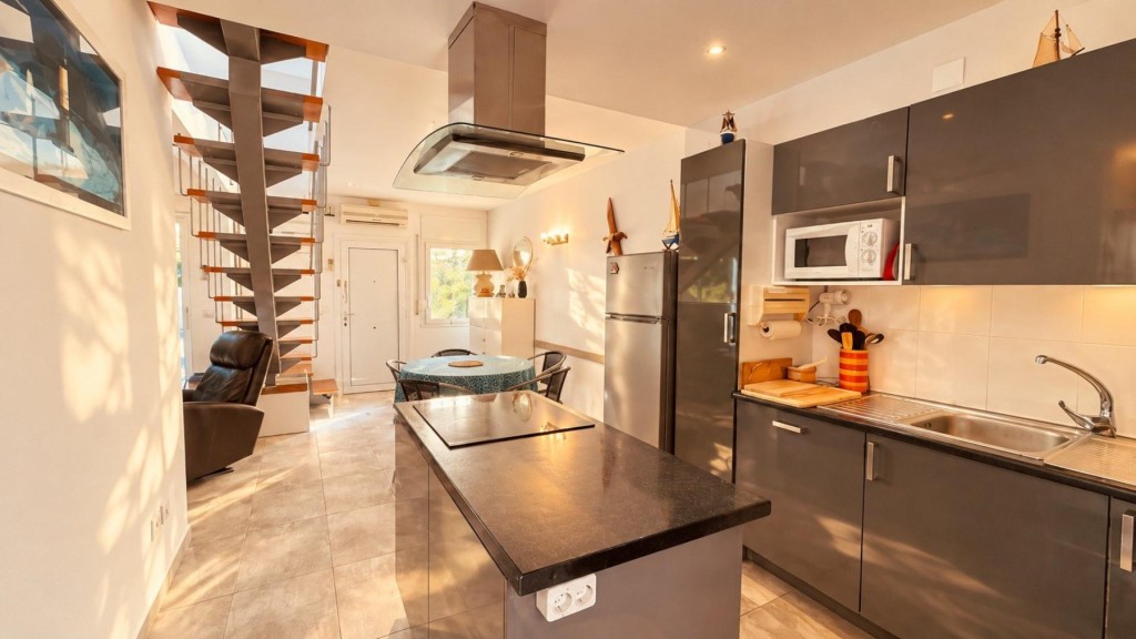 Imagen 1 de Casa de 3 dormitorios con amarre privado de 10 x 3