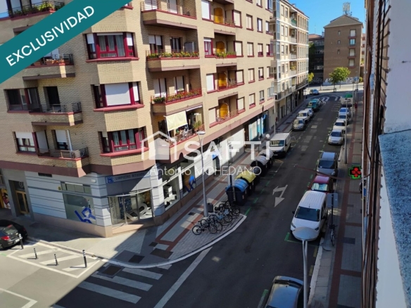 dispone de ascensor y trastero