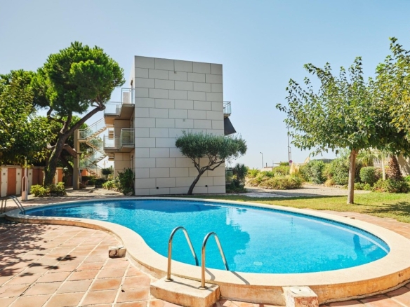 piscina y parking en Gavà Mar