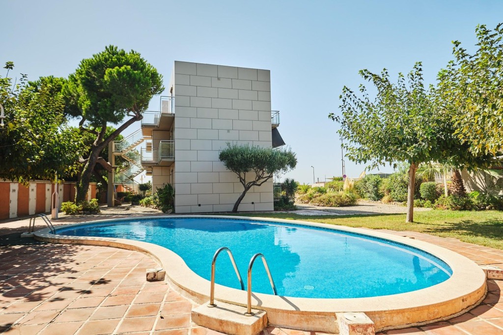 piscina y parking en Gavà Mar