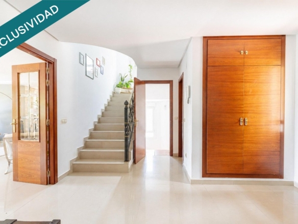 Imagen 2 de Exclusivo chalet individual con la mejor ubicación de la zona.