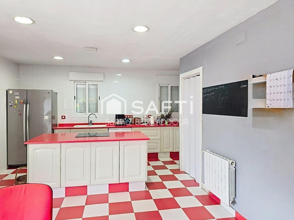 Imagen 2 de Estupendo chalet de 998 m2 de parcela y 620 m2 de vivienda.