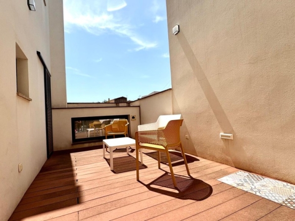 Imagen 1 de Casa moderna de cuatro plantas con amplias terrazas y garaje para dos vehículos en Manacor