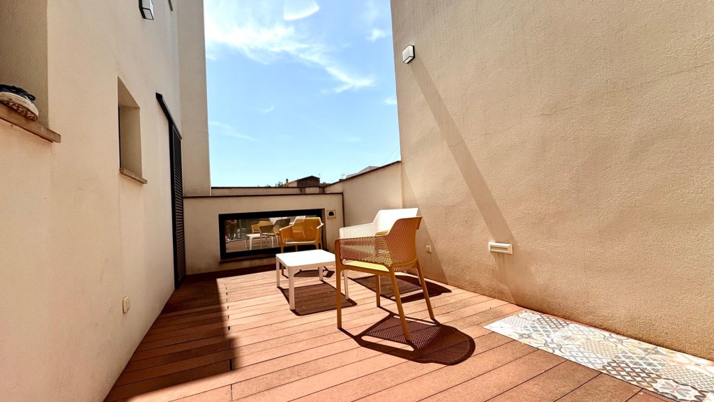 Imagen 1 de Casa moderna de cuatro plantas con amplias terrazas y garaje para dos vehículos en Manacor