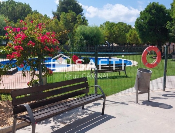 apta minusválidos con jardín y piscina