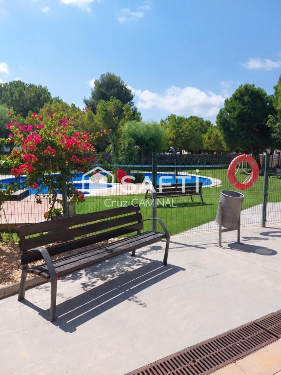apta minusválidos con jardín y piscina