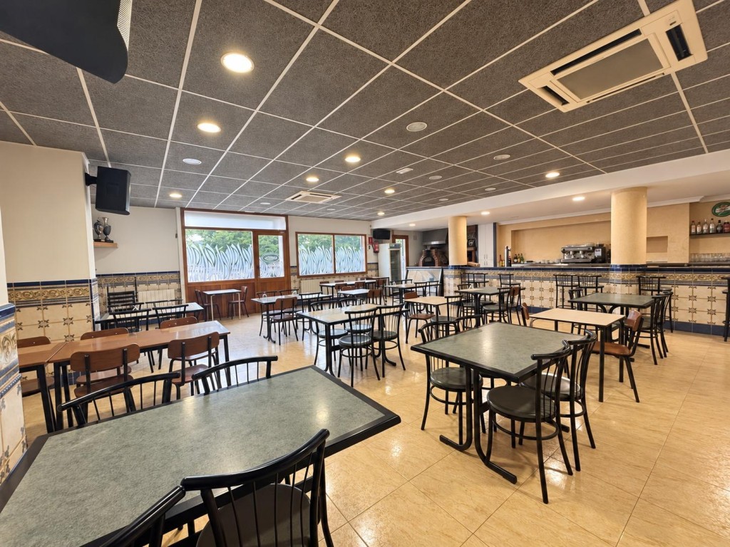 Imagen 2 de OPORTUNIDAD EN NAVARCLES: BAR RESTAURANTE EN FUNCIONAMIENTO CON VIVIENDA A REFORMAR