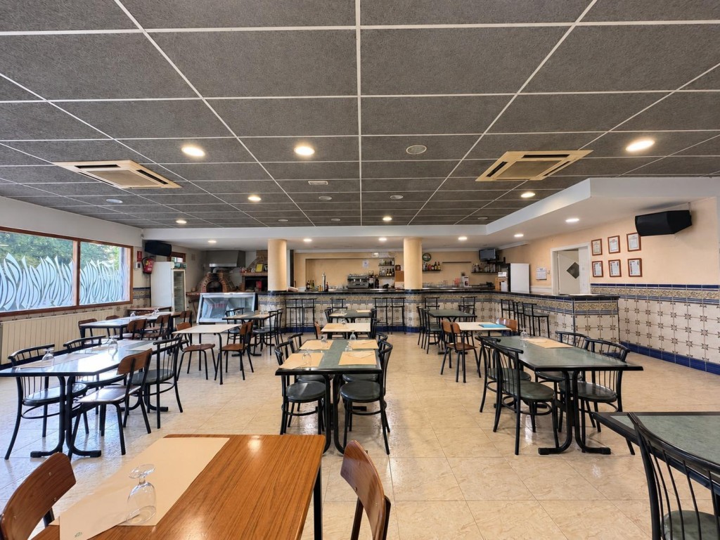 Imagen 3 de OPORTUNIDAD EN NAVARCLES: BAR RESTAURANTE EN FUNCIONAMIENTO CON VIVIENDA A REFORMAR