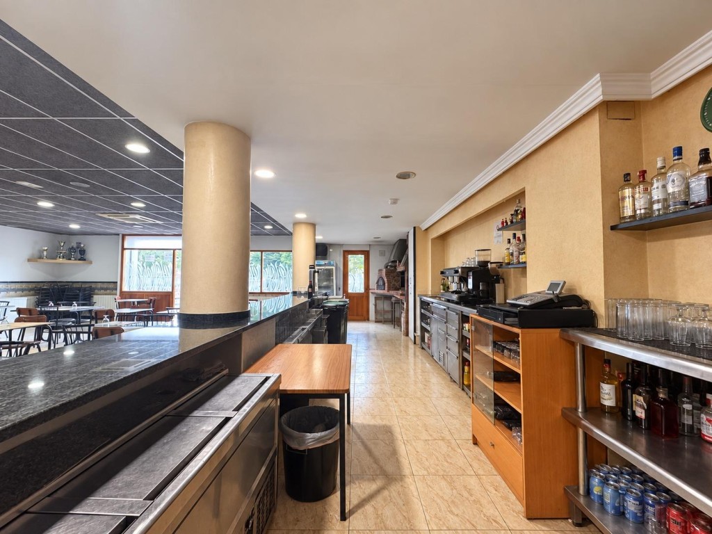 Imagen 4 de OPORTUNIDAD EN NAVARCLES: BAR RESTAURANTE EN FUNCIONAMIENTO CON VIVIENDA A REFORMAR