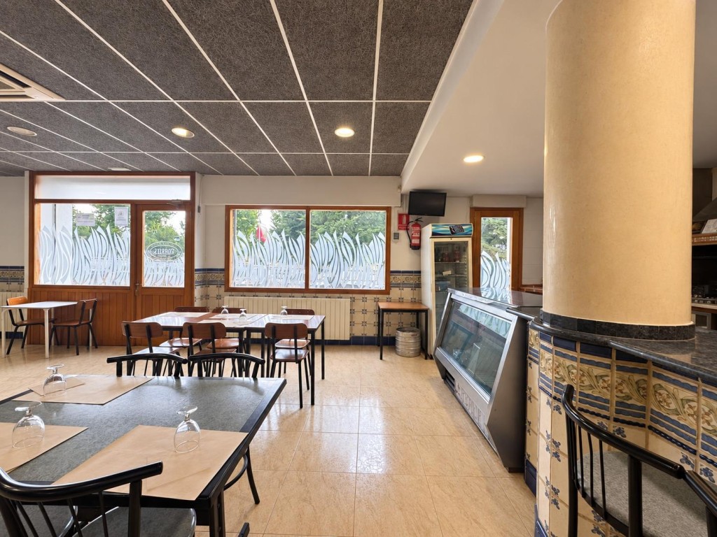 Imagen 1 de OPORTUNIDAD EN NAVARCLES: BAR RESTAURANTE EN FUNCIONAMIENTO CON VIVIENDA A REFORMAR