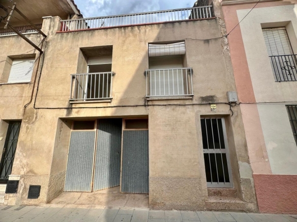 Imagen 1 de Casa con garaje y piso para entrar a vivir