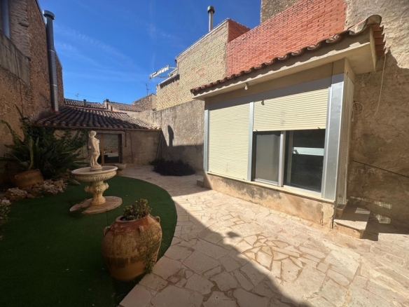Imagen 1 de Espectacular planta baja con jardín y bodega