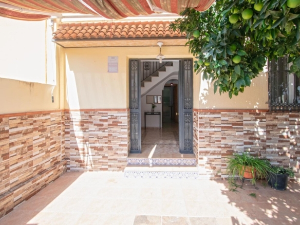 Imagen 2 de Vivienda adosada en Montequinto con club social y licencia VUT!!!