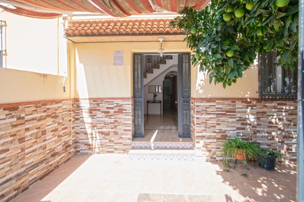Imagen 2 de Vivienda adosada en Montequinto con club social y licencia VUT!!!