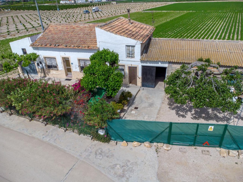 Imagen 1 de Finca con vivienda para reformar y 12.689 m² de terreno en Huerta de Desamparados