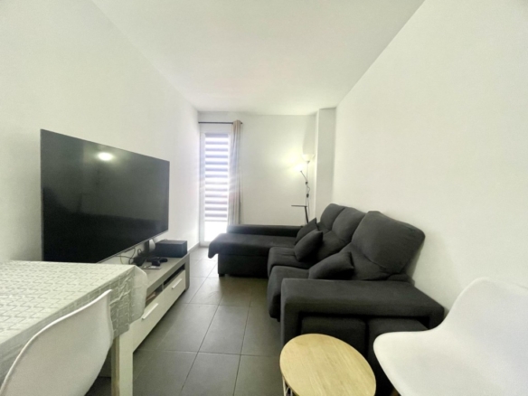 Imagen 1 de Piso completamente reformado con parking y trastero en Ciutadella