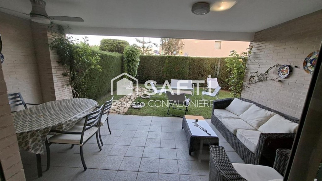 Imagen 1 de Estupendo Bajo esquinero con jardin privado en Panoramica golf