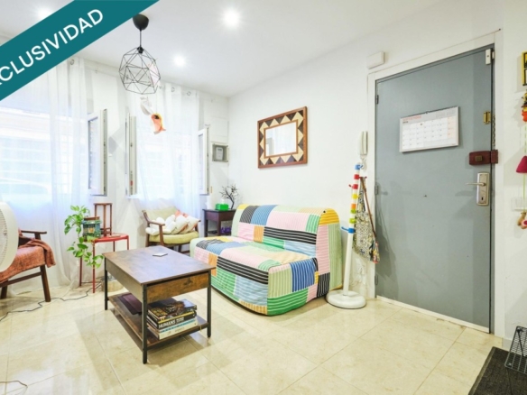 Imagen 2 de Local adaptado como vivienda en venta en una calle tranquila del barrio de Poble sec.
