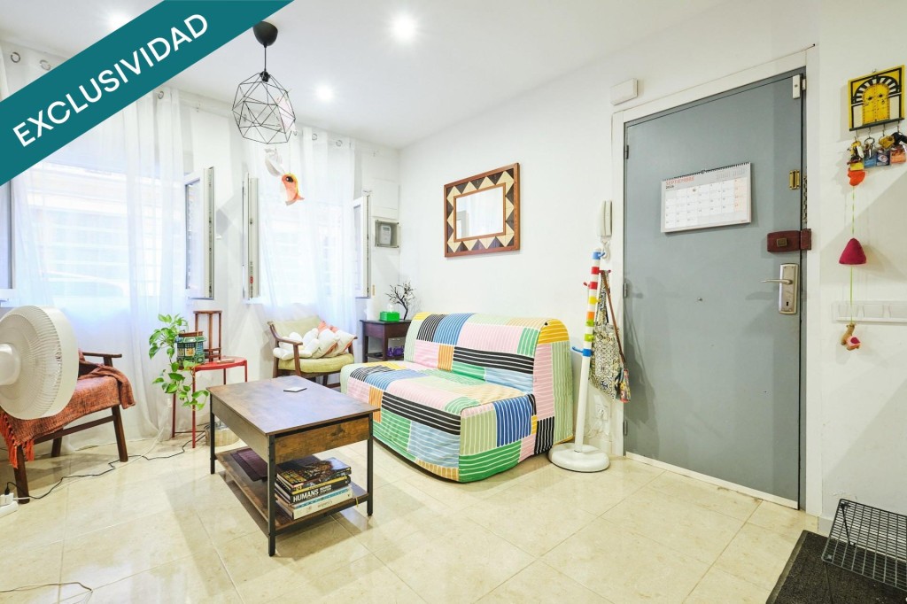 Imagen 2 de Local adaptado como vivienda en venta en una calle tranquila del barrio de Poble sec.