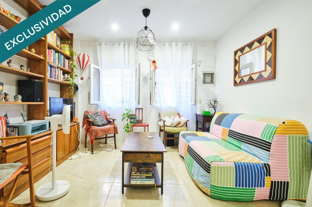 Imagen 3 de Local adaptado como vivienda en venta en una calle tranquila del barrio de Poble sec.