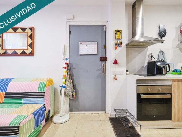 Imagen 4 de Local adaptado como vivienda en venta en una calle tranquila del barrio de Poble sec.