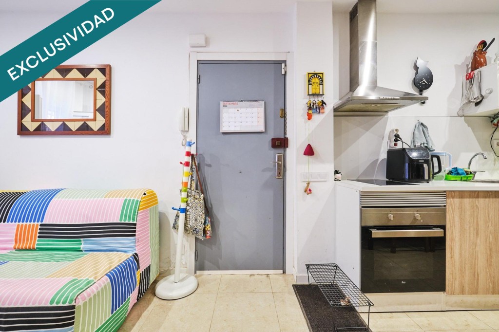 Imagen 4 de Local adaptado como vivienda en venta en una calle tranquila del barrio de Poble sec.