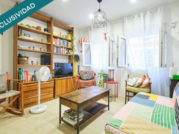 Imagen 1 de Local adaptado como vivienda en venta en una calle tranquila del barrio de Poble sec.