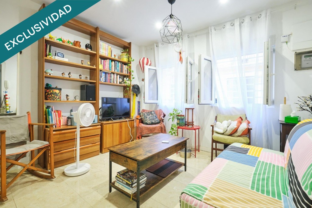 Imagen 1 de Local adaptado como vivienda en venta en una calle tranquila del barrio de Poble sec.