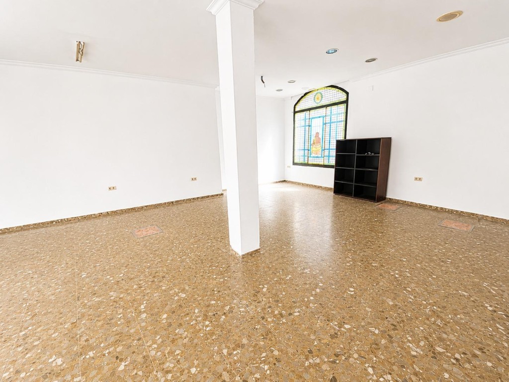 Imagen 2 de Amplio local comercial con almacén en excelente ubicación en El Puerto de Santa María