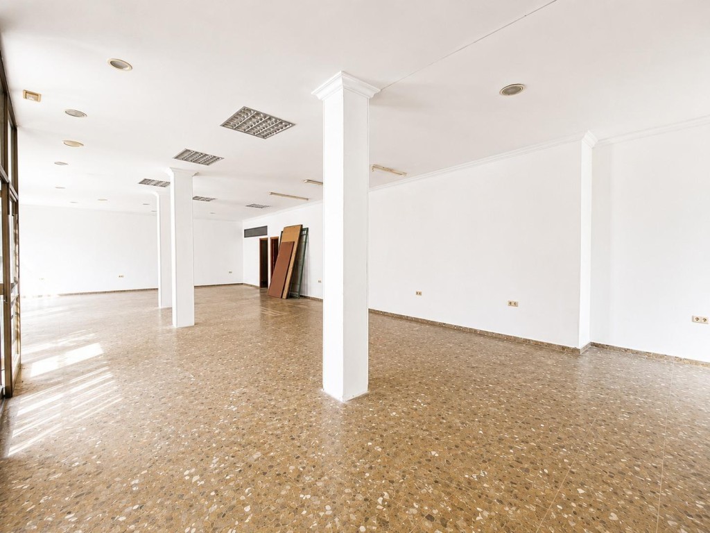 Imagen 1 de Amplio local comercial con almacén en excelente ubicación en El Puerto de Santa María
