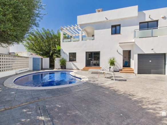 Imagen 2 de Casa moderna con cuatro habitaciones